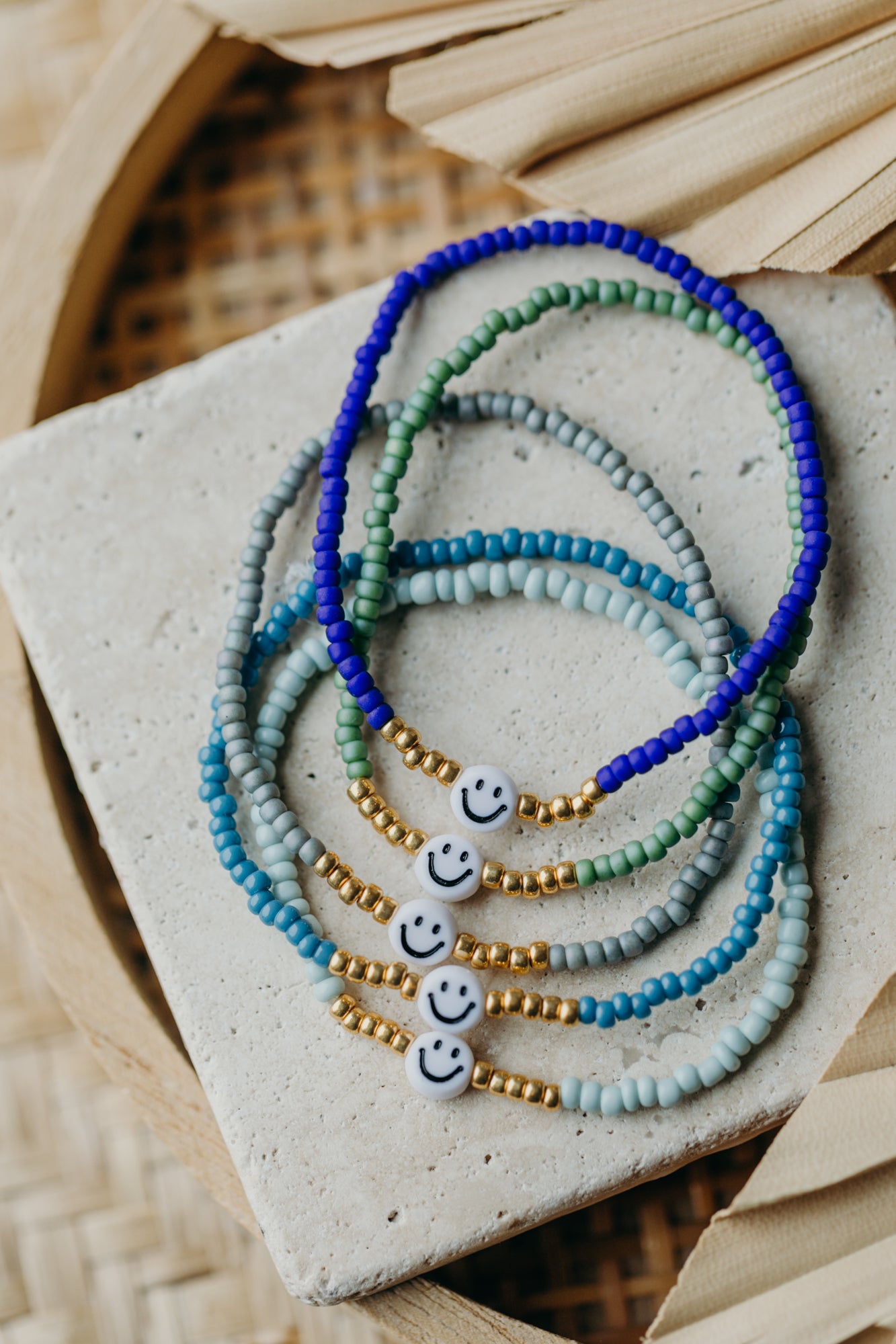 Smiley Perlenarmband in Blau-Grau