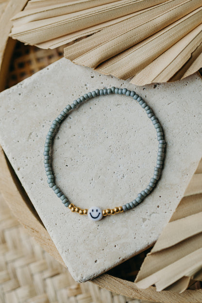 Smiley Perlenarmband in Blau-Grau