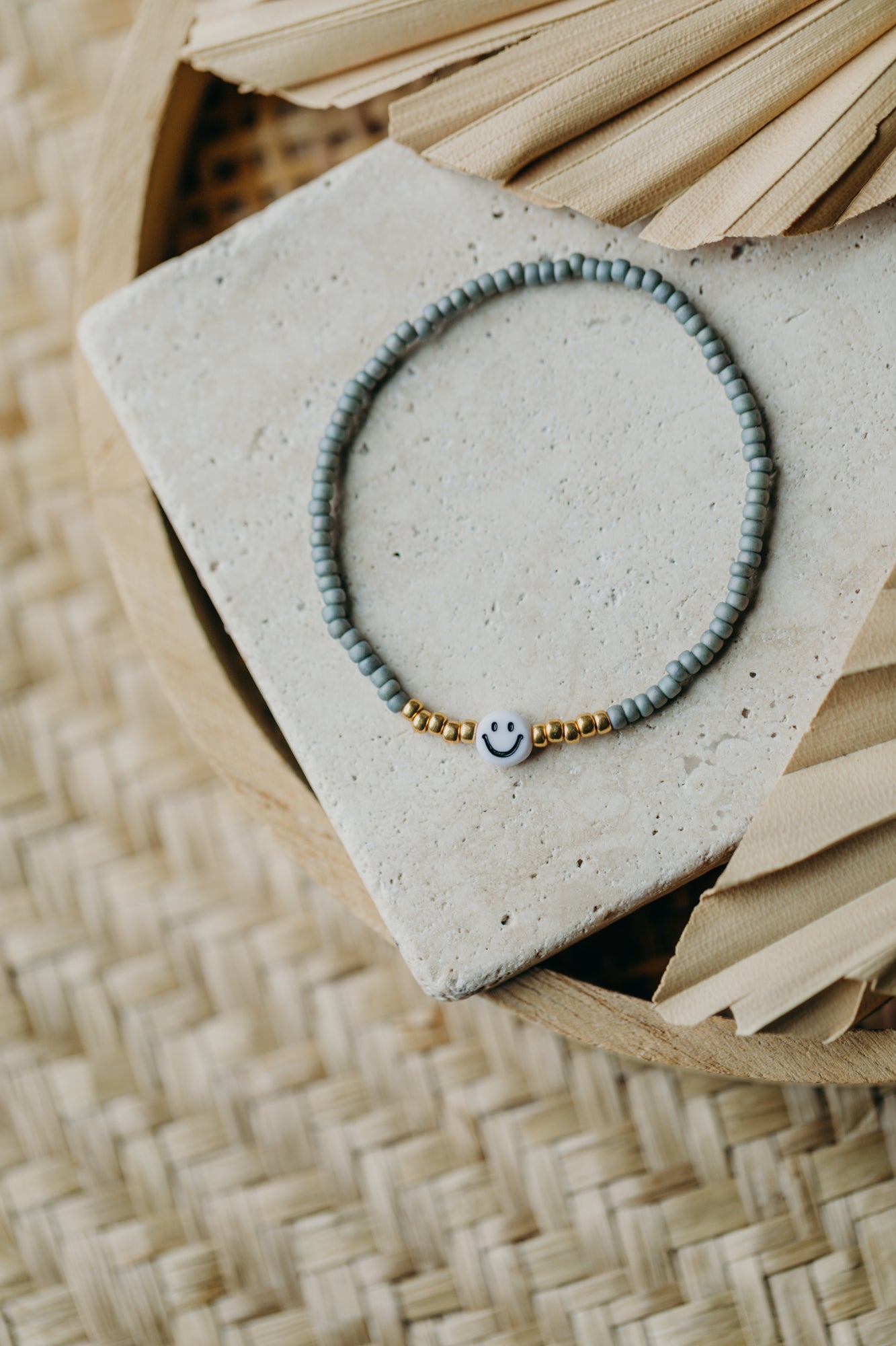 Smiley Perlenarmband in Blau-Grau