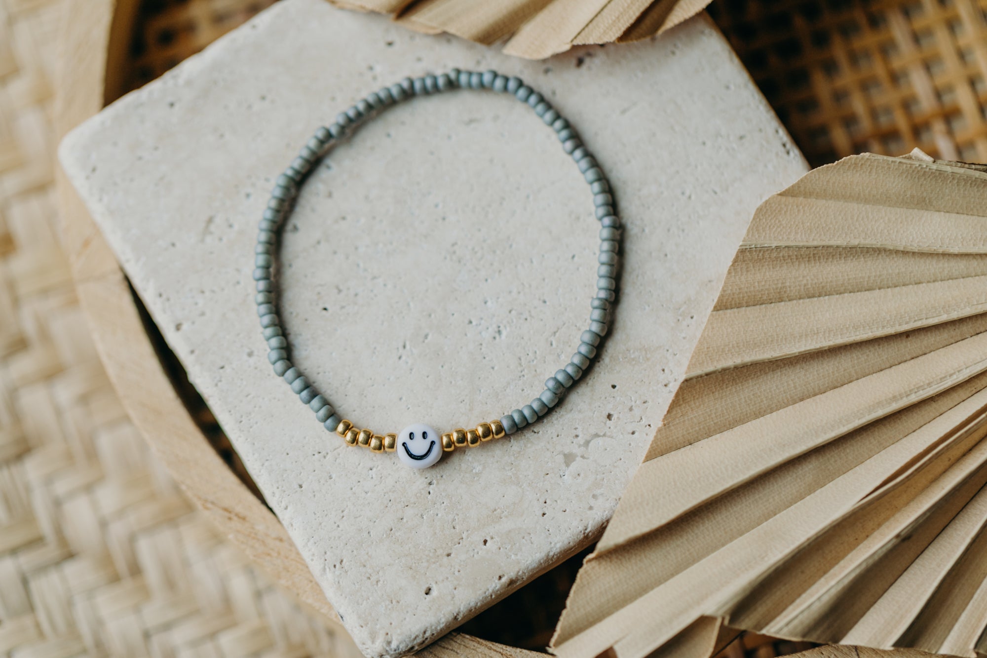 Smiley Perlenarmband in Blau-Grau