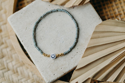 Smiley Perlenarmband in Blau-Grau