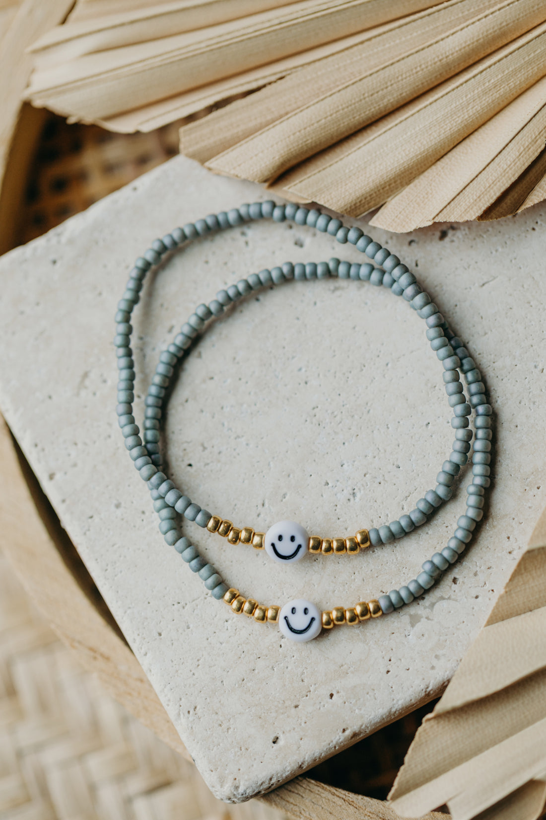 Smiley Perlenarmband in Blau-Grau