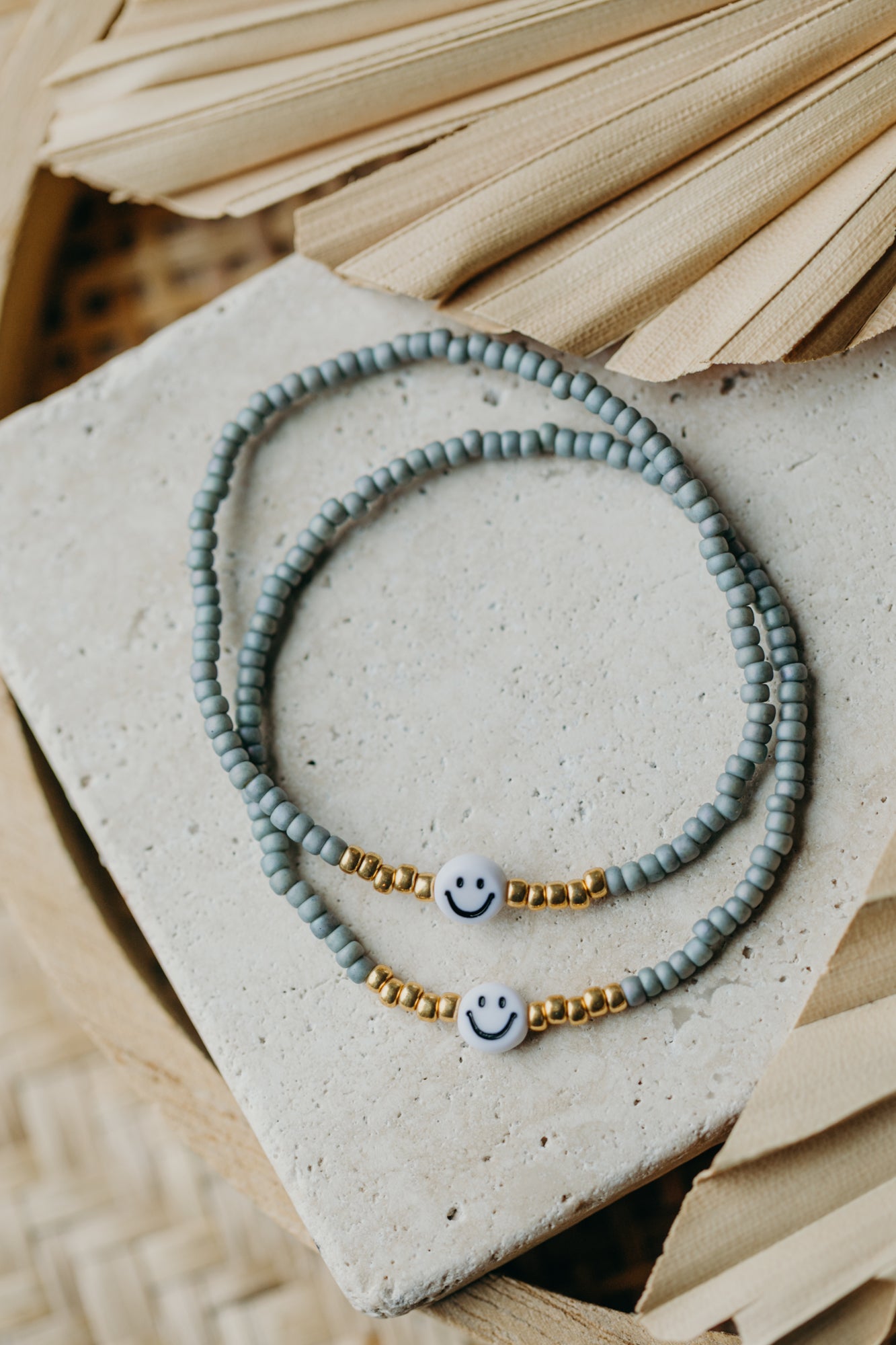 Smiley Perlenarmband in Blau-Grau