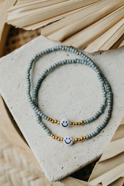 Smiley Perlenarmband in Blau-Grau