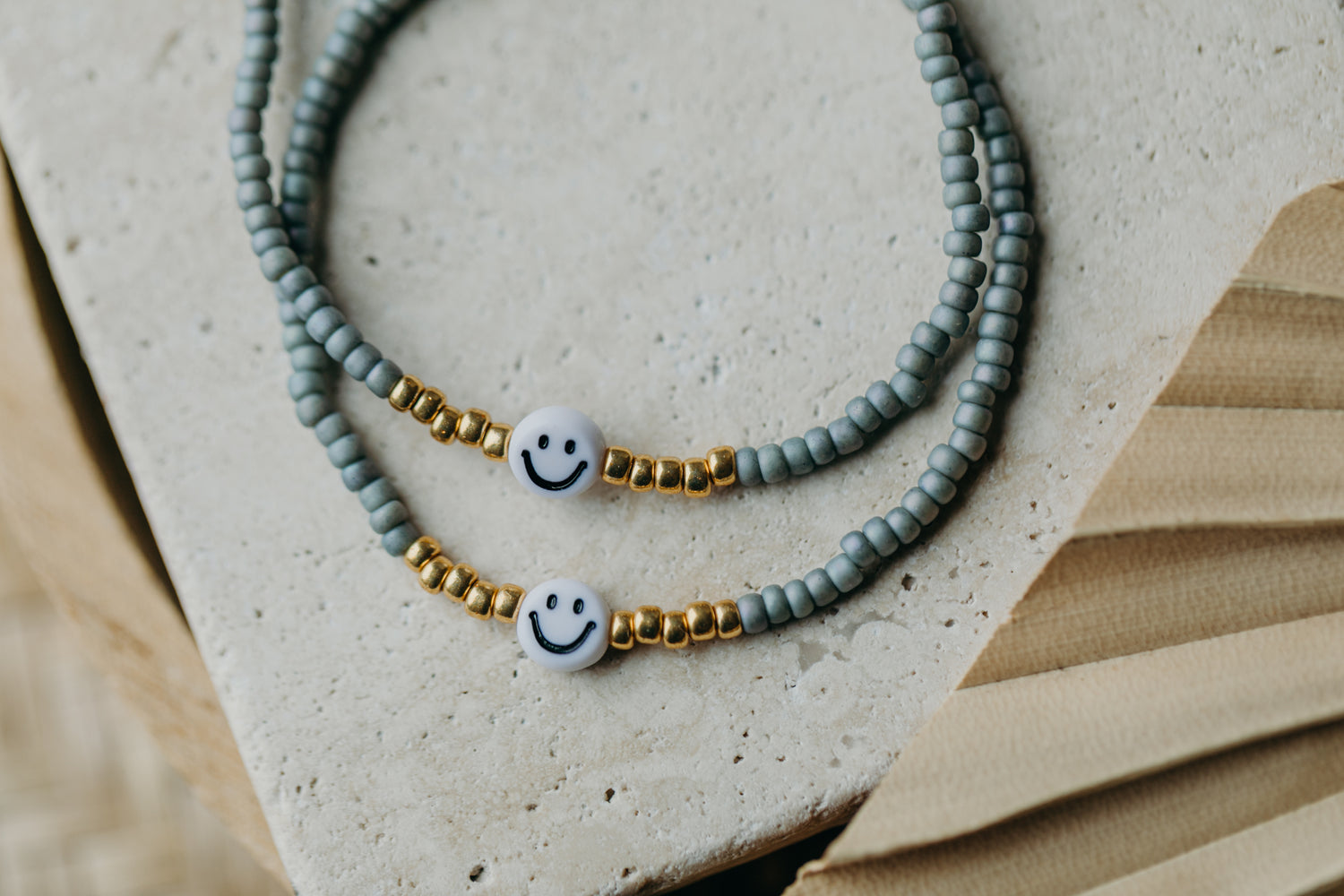 Smiley Perlenarmband in Blau-Grau