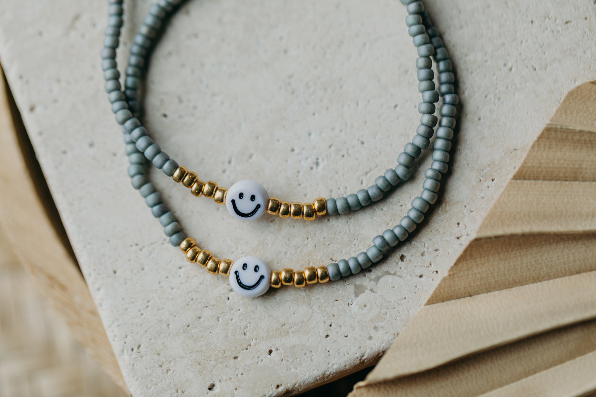 Smiley Perlenarmband in Blau-Grau