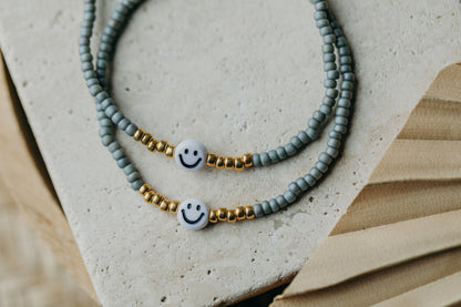 Smiley Perlenarmband in Blau-Grau