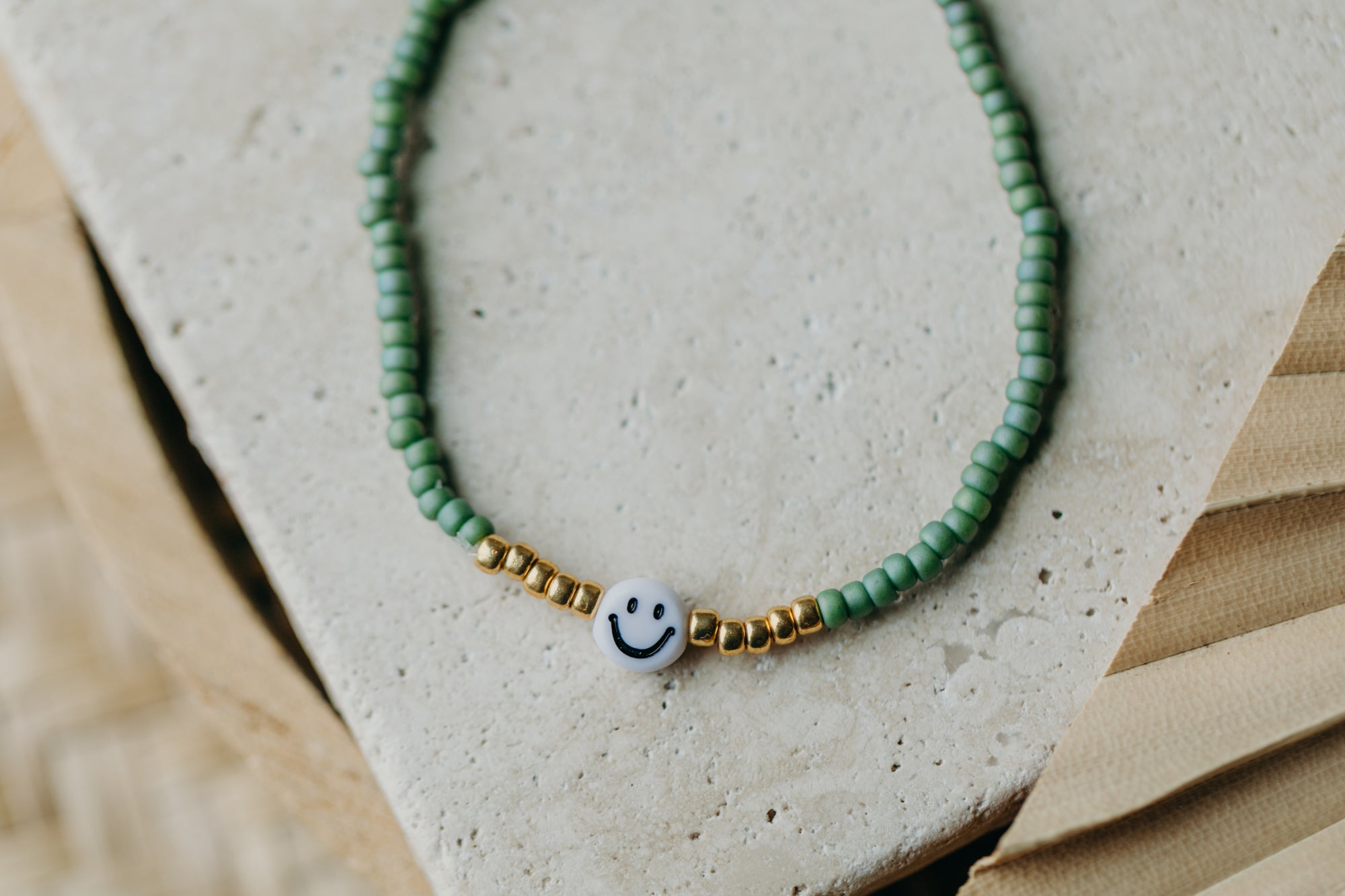 Smiley Perlenarmband in Grün