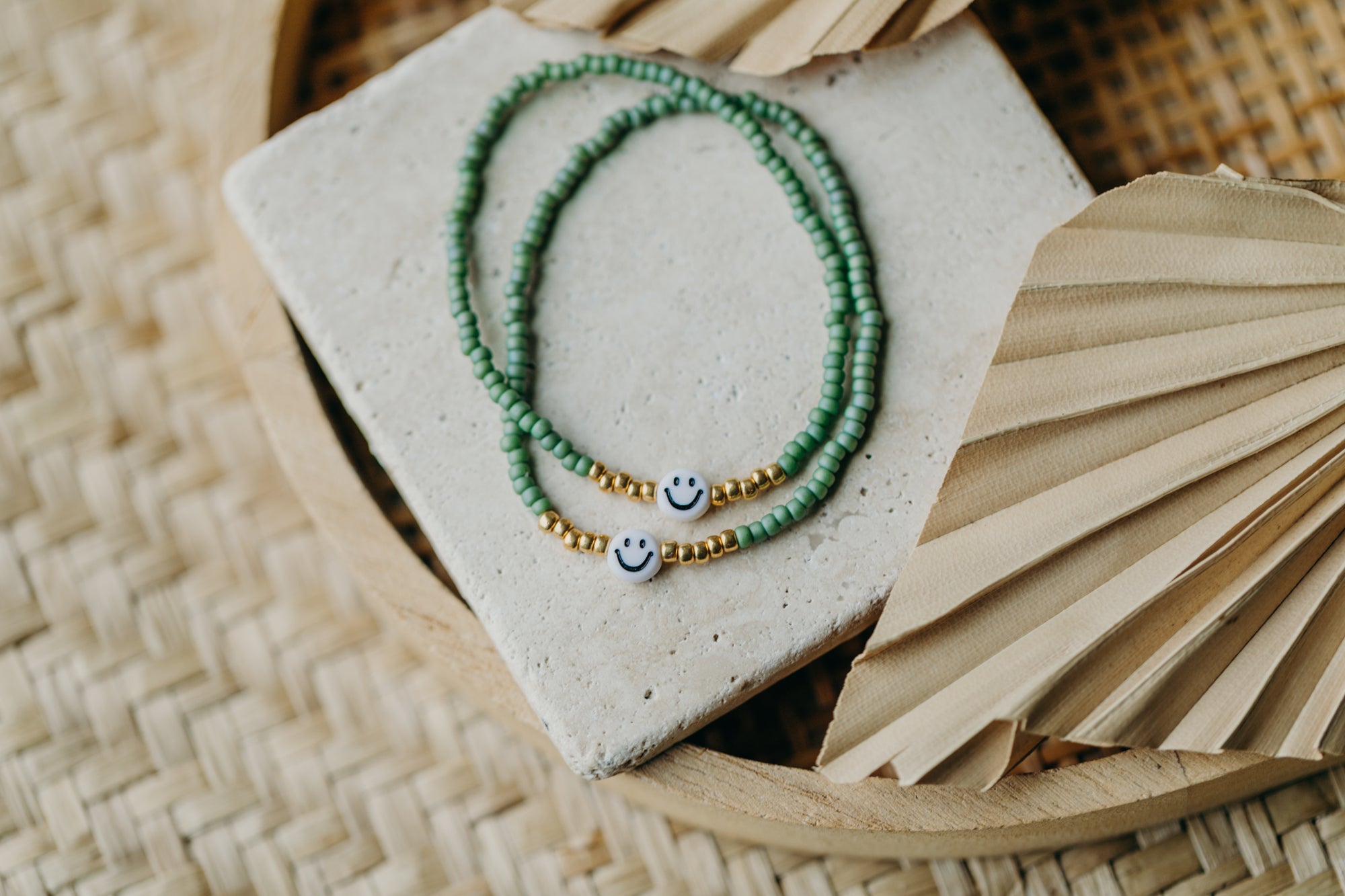 Smiley Perlenarmband in Grün