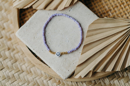 Smiley Perlenarmband in hellem Lila