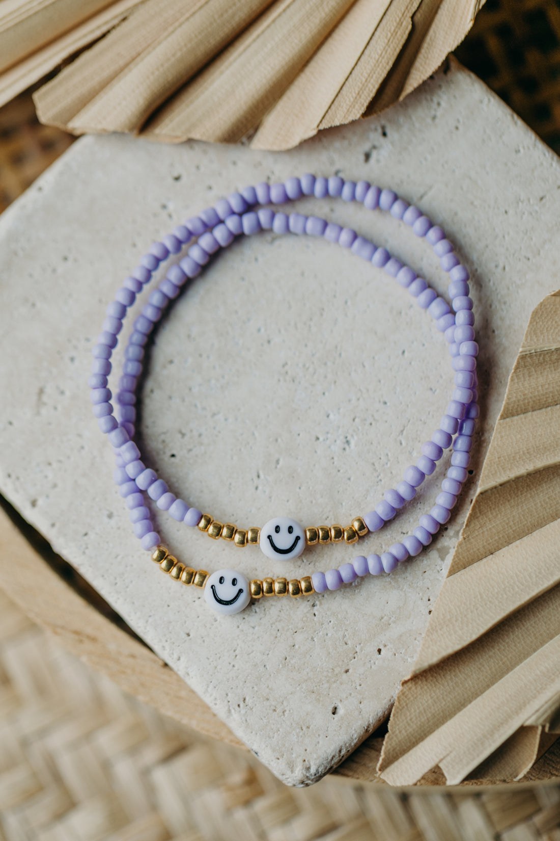 Smiley Perlenarmband in hellem Lila