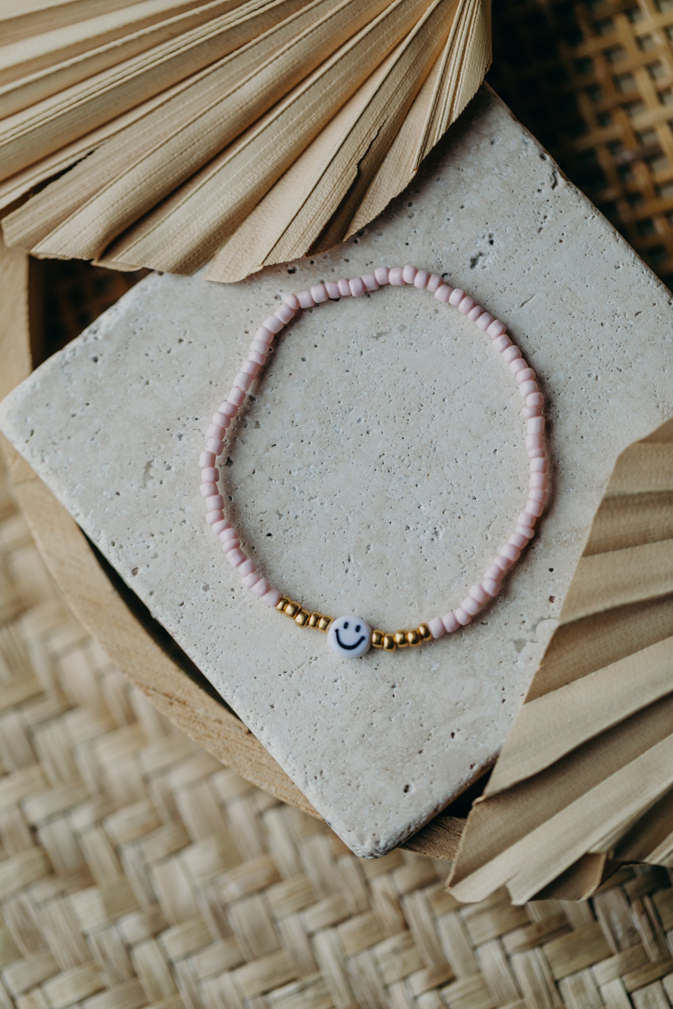 Smiley Perlenarmband in hellem rosa