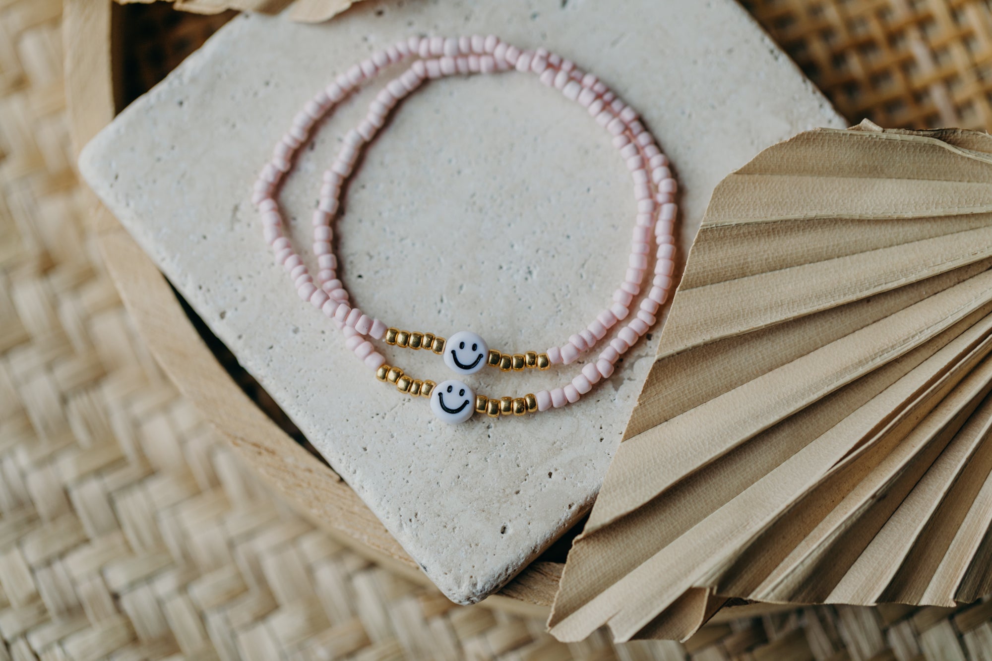 Smiley Perlenarmband in hellem rosa