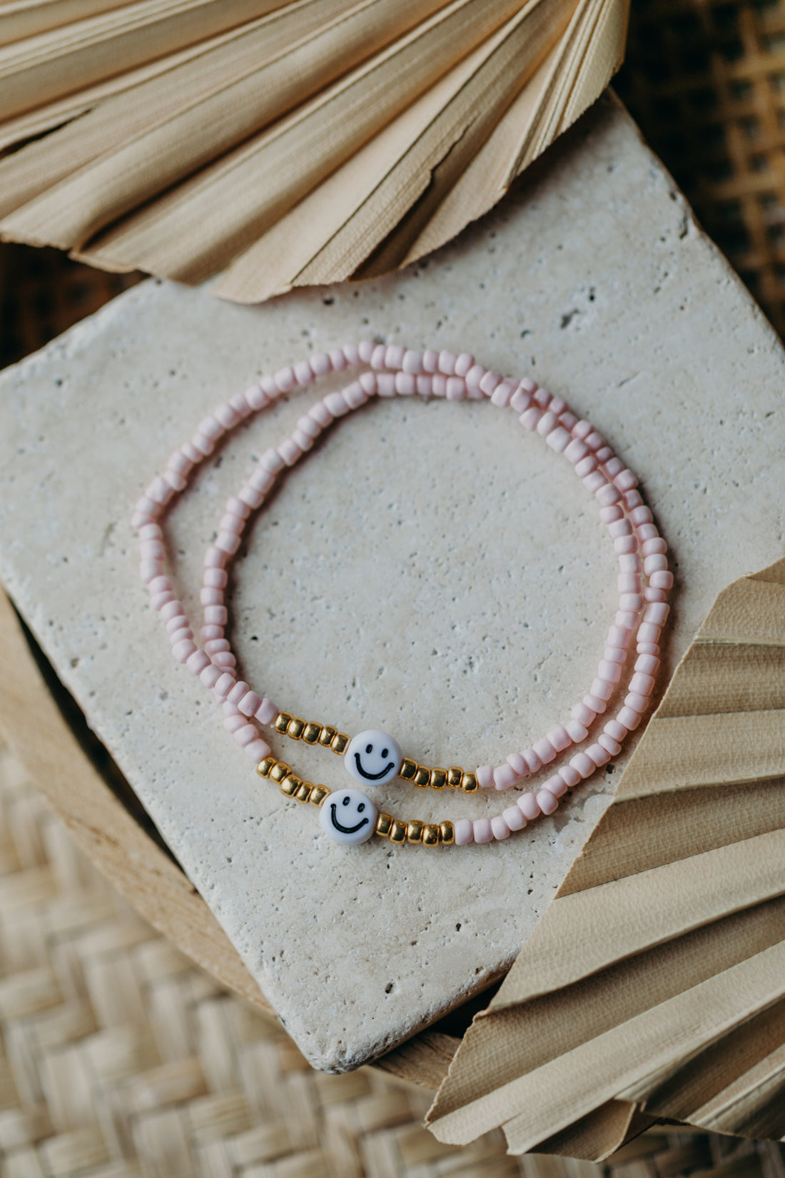 Smiley Perlenarmband in hellem rosa