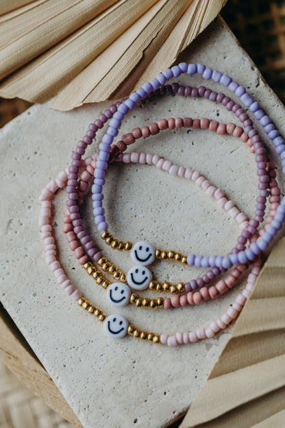 Smiley Perlenarmband in hellem Lila