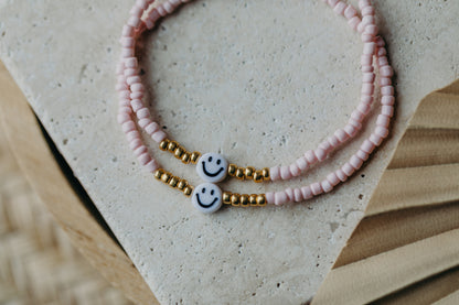 Smiley Perlenarmband in hellem rosa