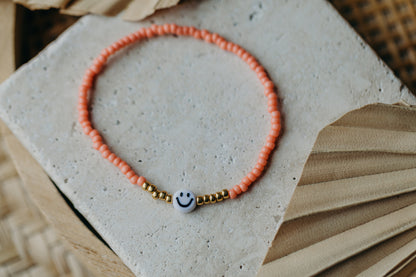 Smiley Perlenarmband in Koralle