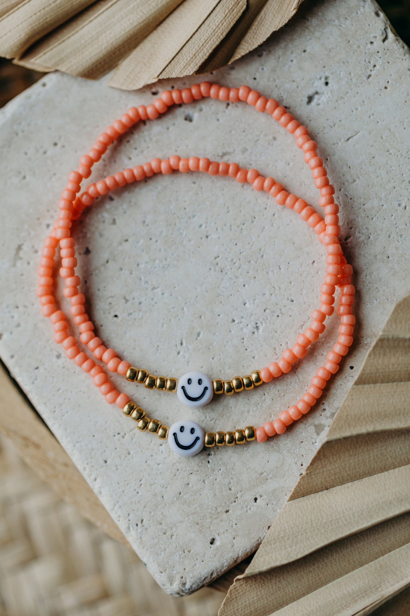 Smiley Perlenarmband in Koralle