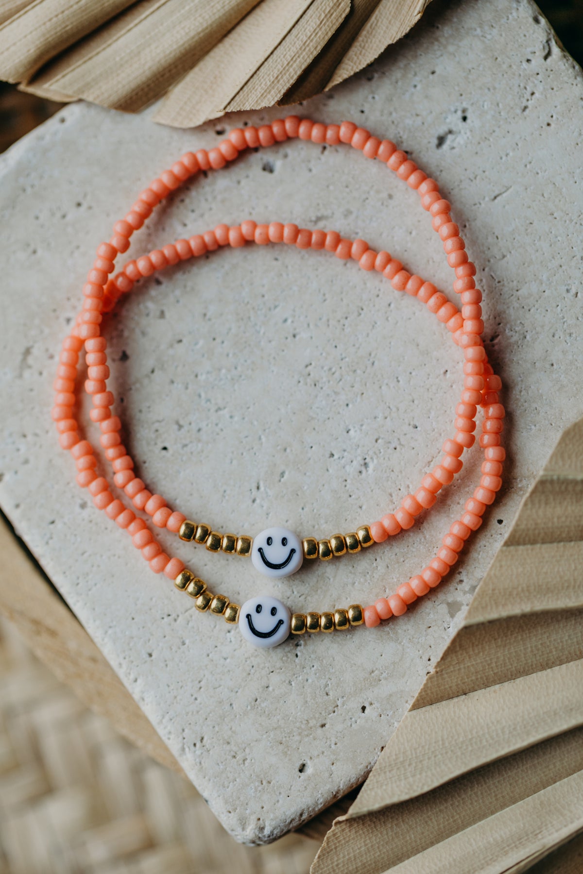 Smiley Perlenarmband in Koralle