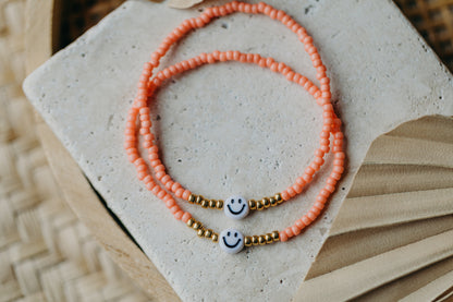 Smiley Perlenarmband in Koralle