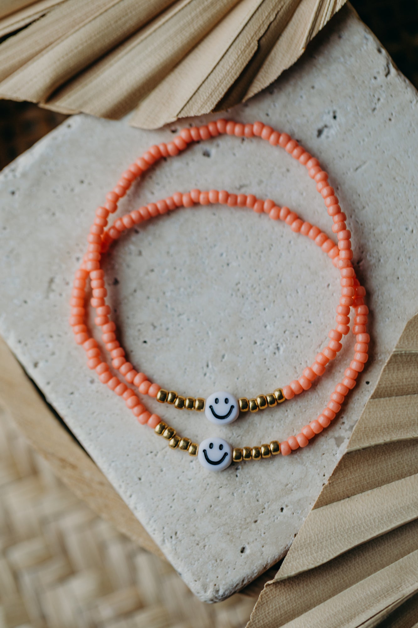 Smiley Perlenarmband in Koralle