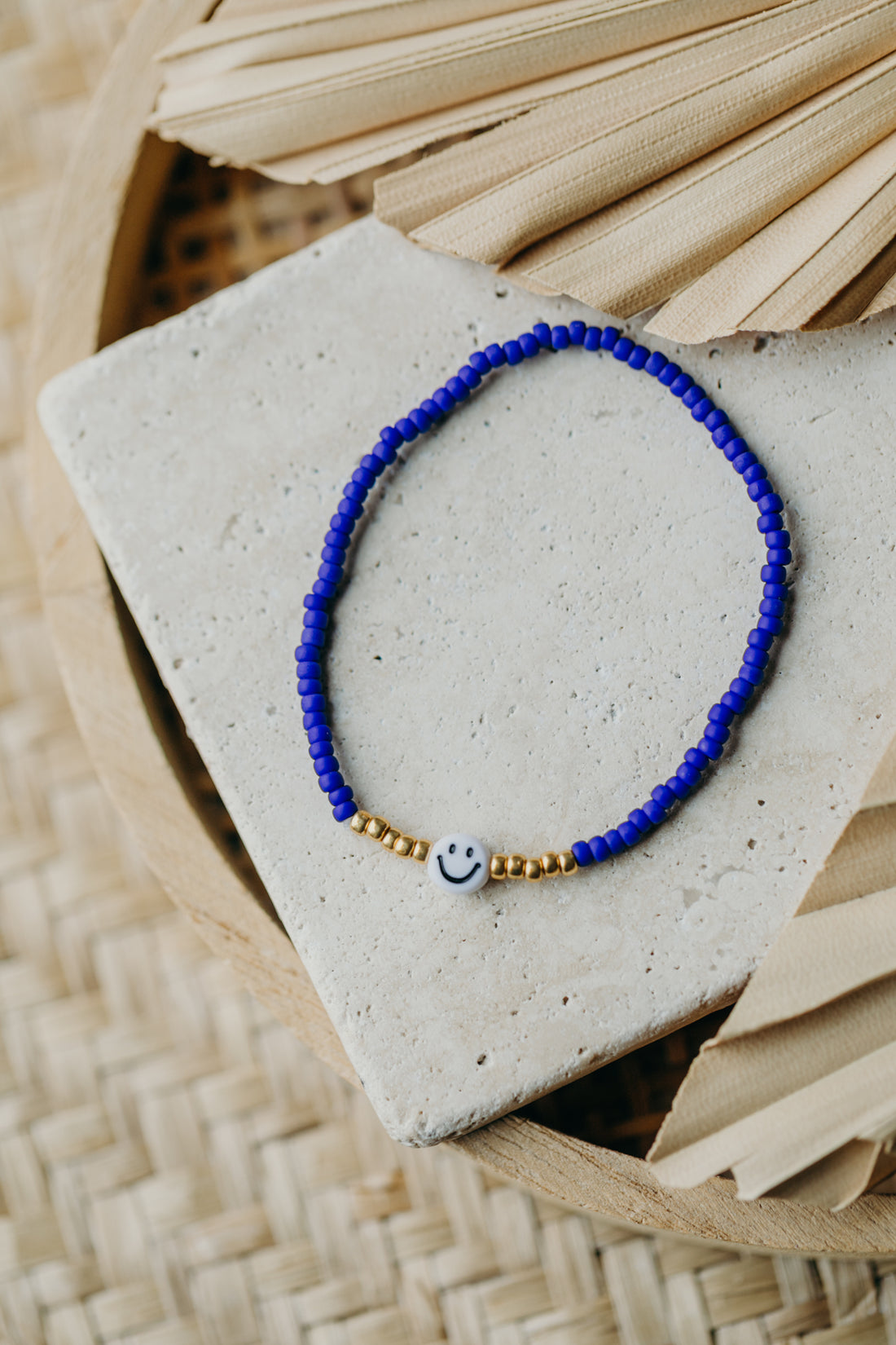 Smiley Perlenarmband in Kornblumenblau