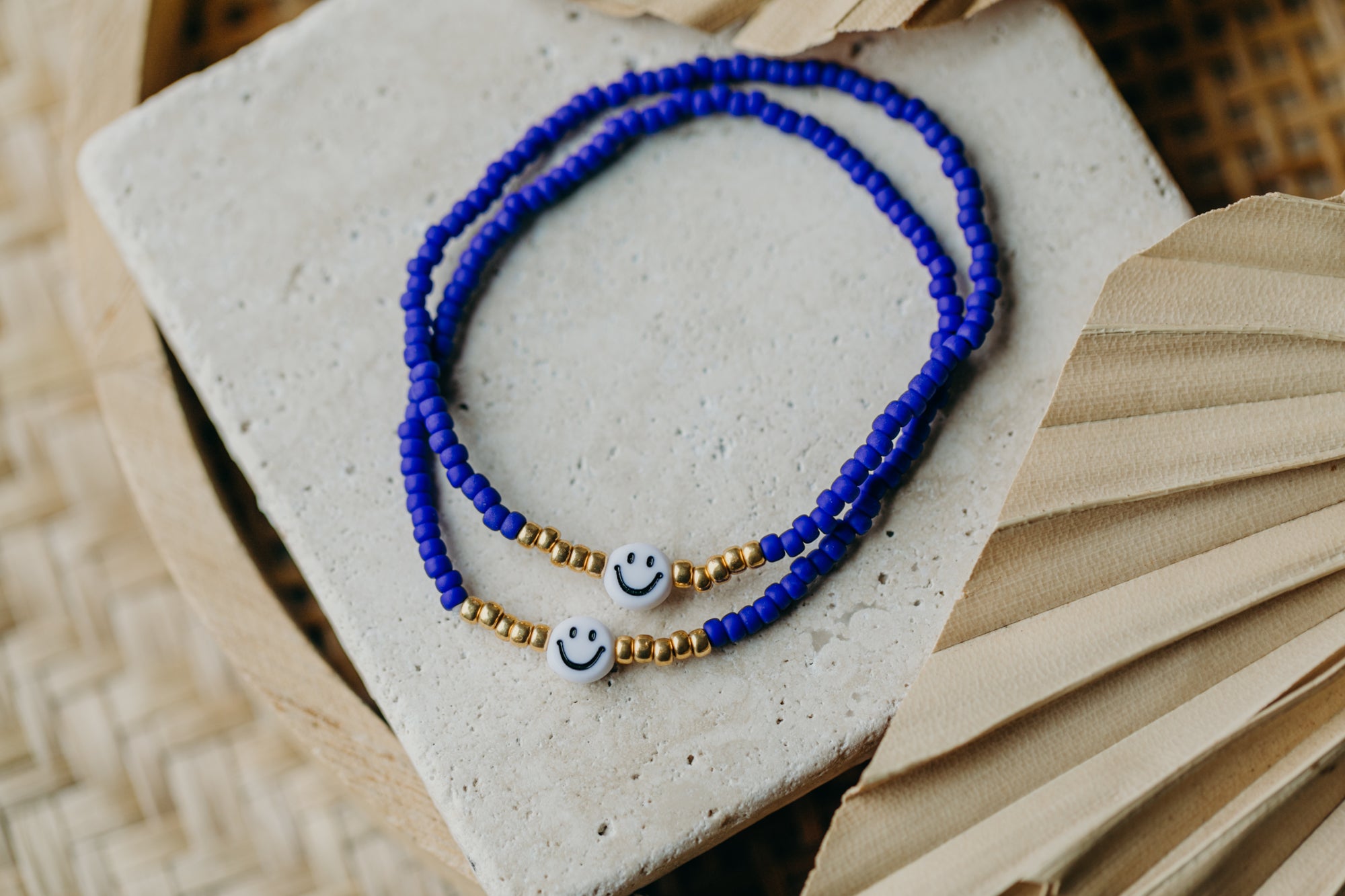 Smiley Perlenarmband in Kornblumenblau