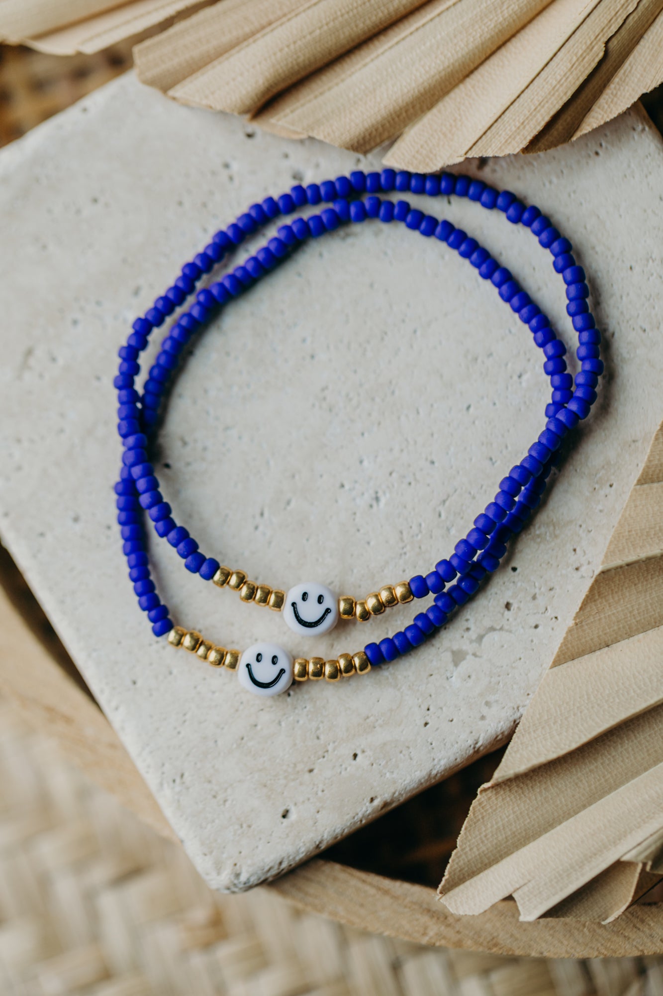Smiley Perlenarmband in Kornblumenblau