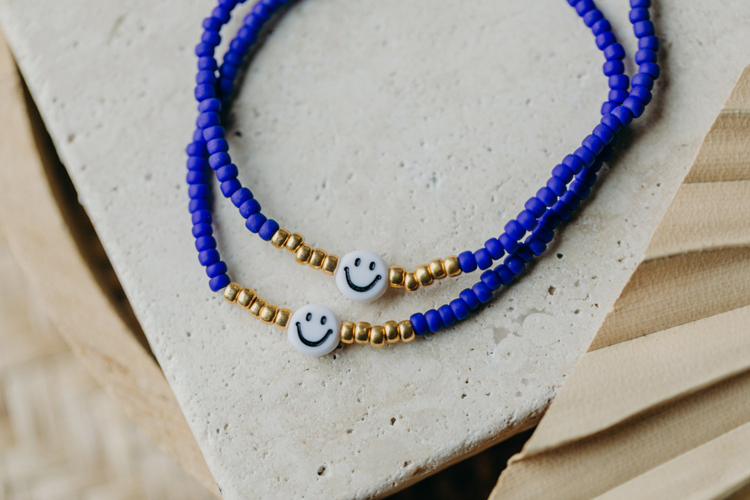 Smiley Perlenarmband in Kornblumenblau