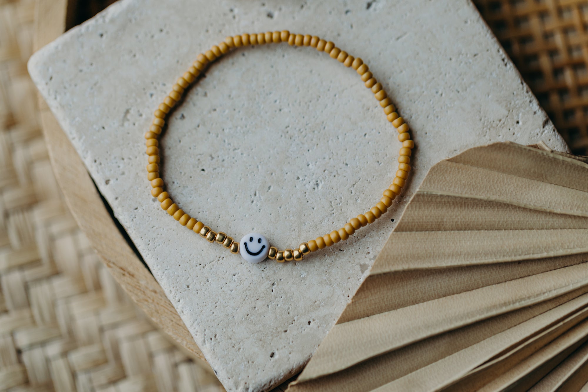 Smiley Perlenarmband in senfgelb
