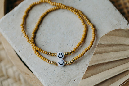 Smiley Perlenarmband in senfgelb