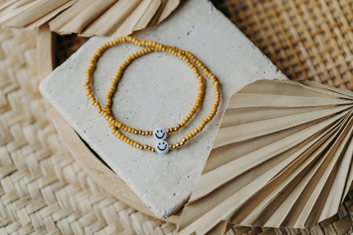 Smiley Perlenarmband in senfgelb