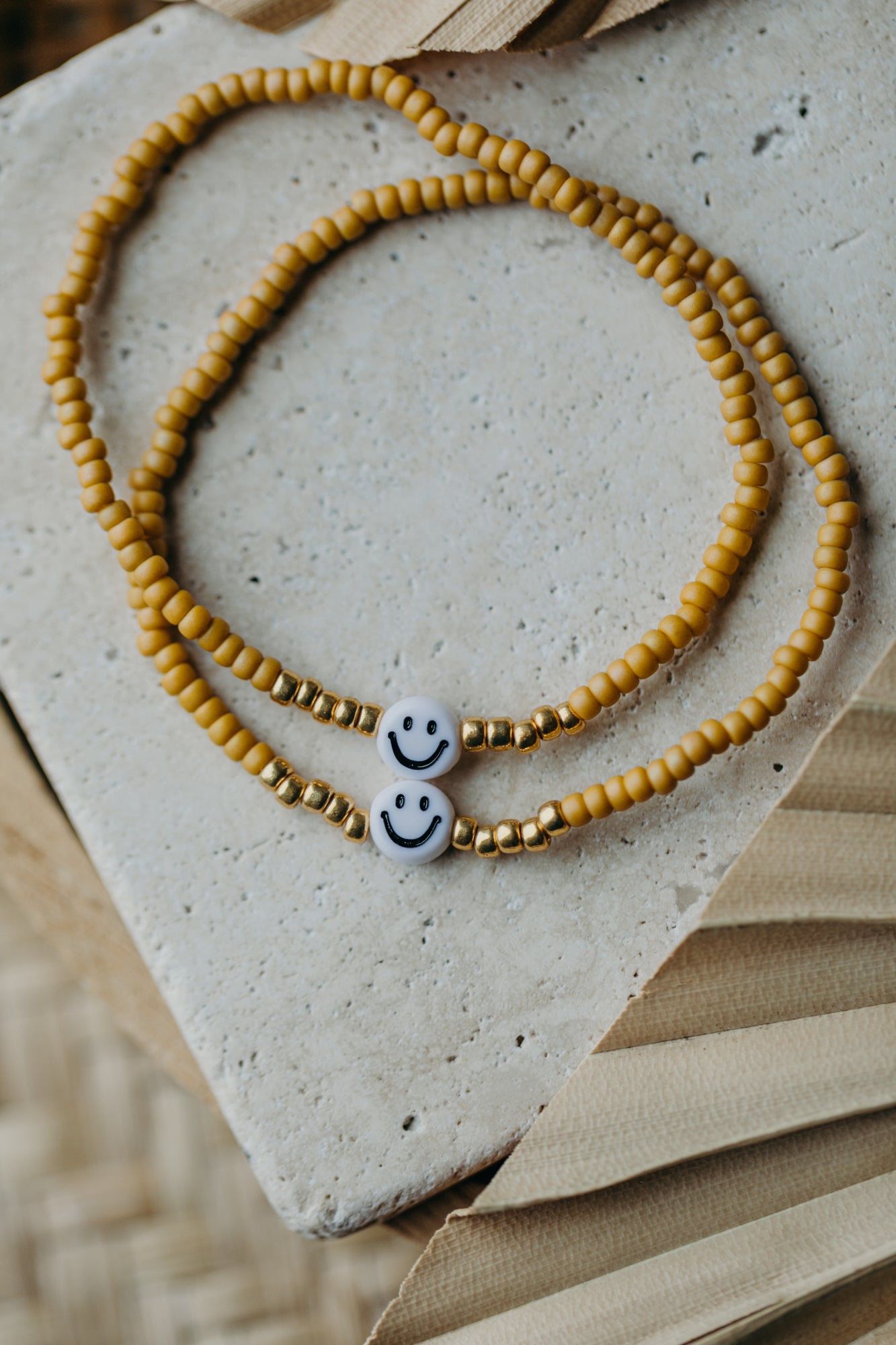 Smiley Perlenarmband in senfgelb