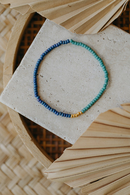 two-tone glass bead bracelet blue &amp;amp; cream