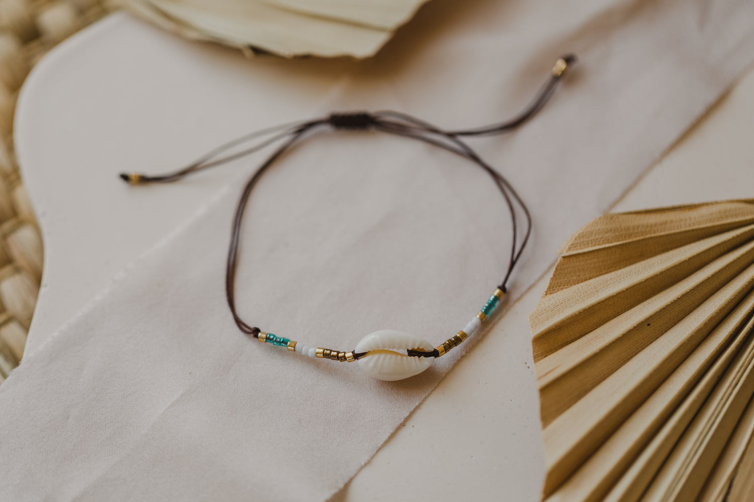 filigranes Muschelarmband weiß - gold - türkis - braun