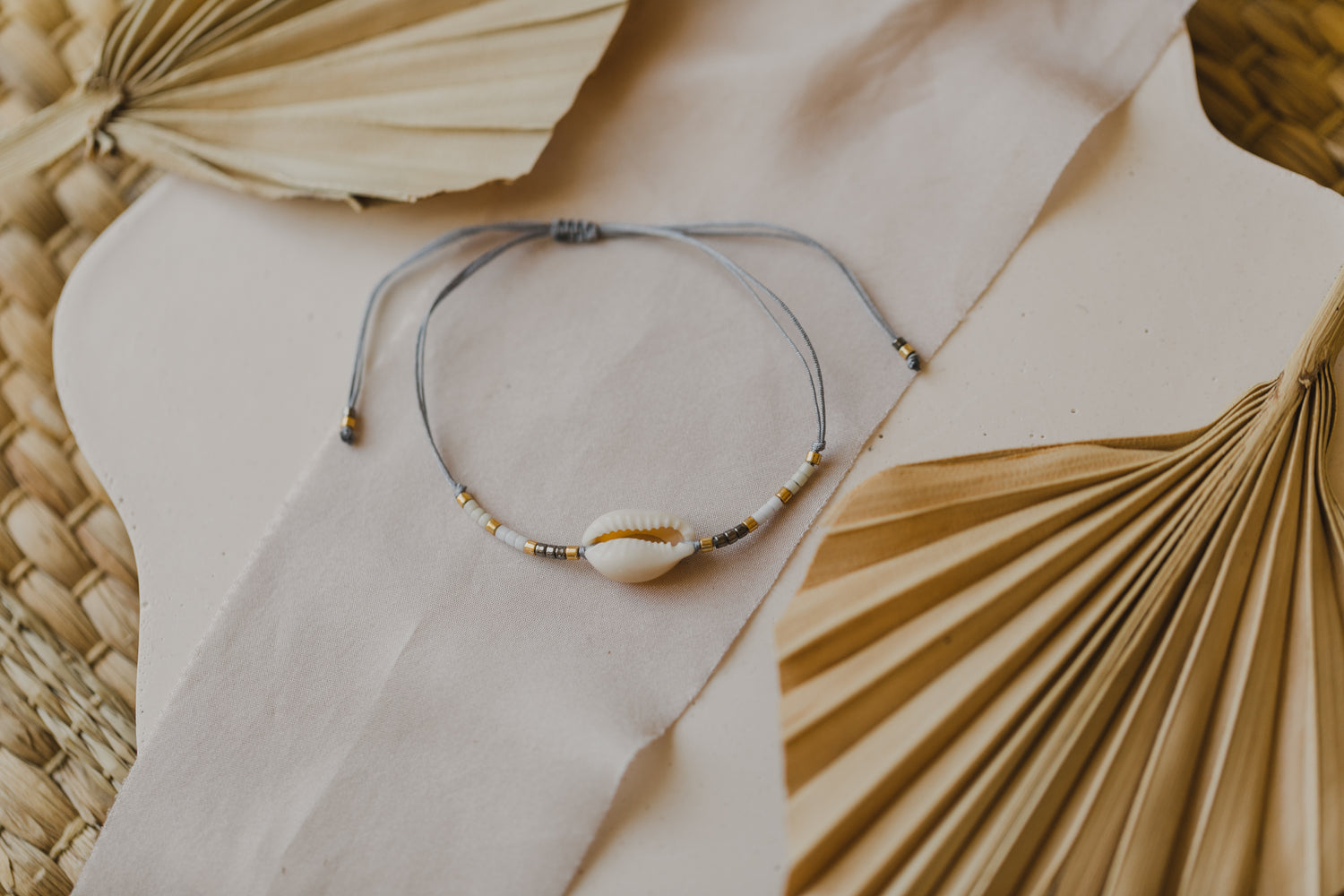 filigranes Muschelarmband weiß - gold - grau