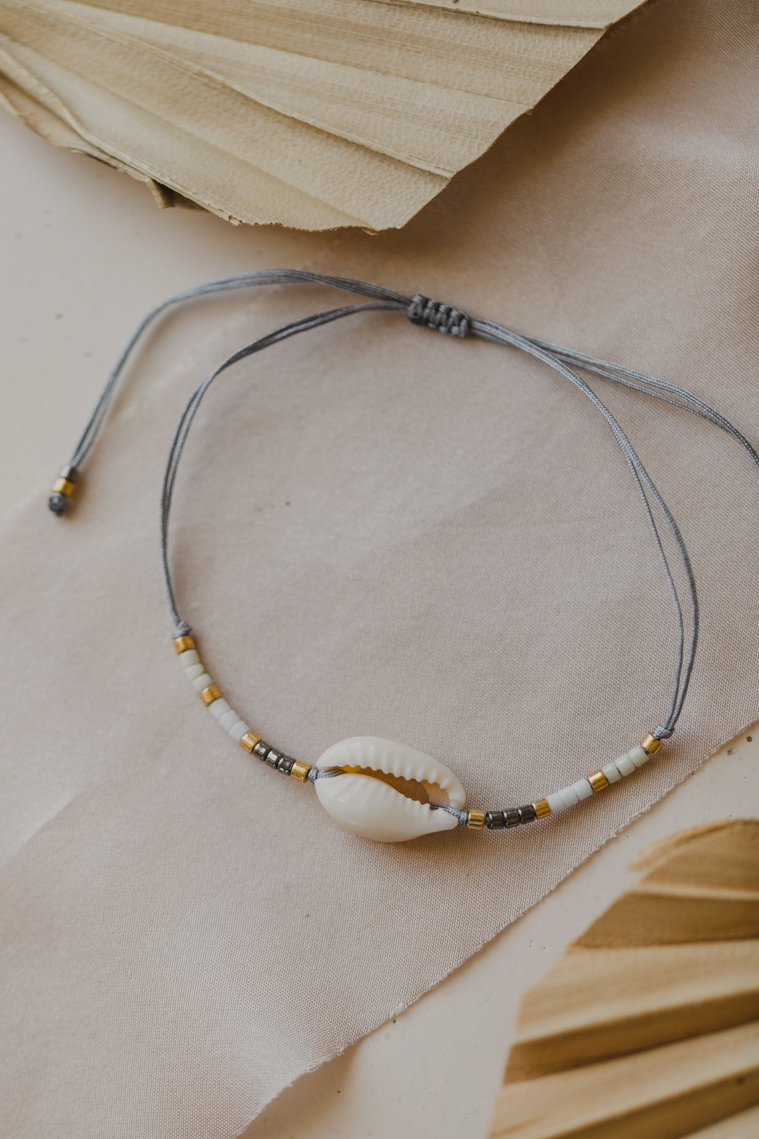 filigranes Muschelarmband weiß - gold - grau