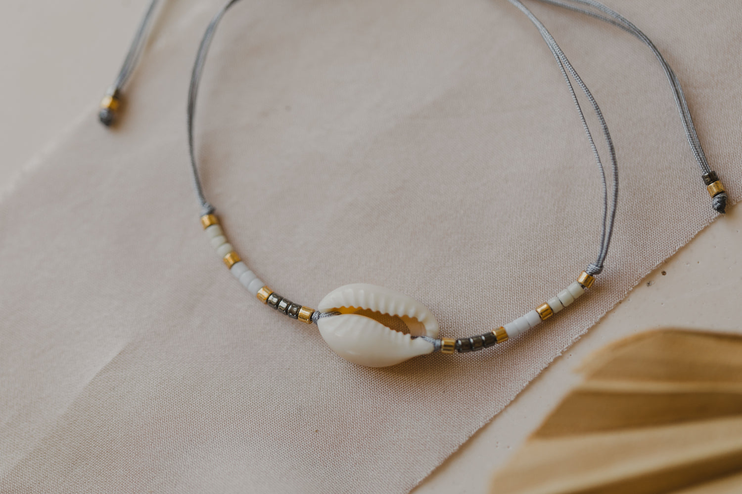 filigranes Muschelarmband weiß - gold - grau