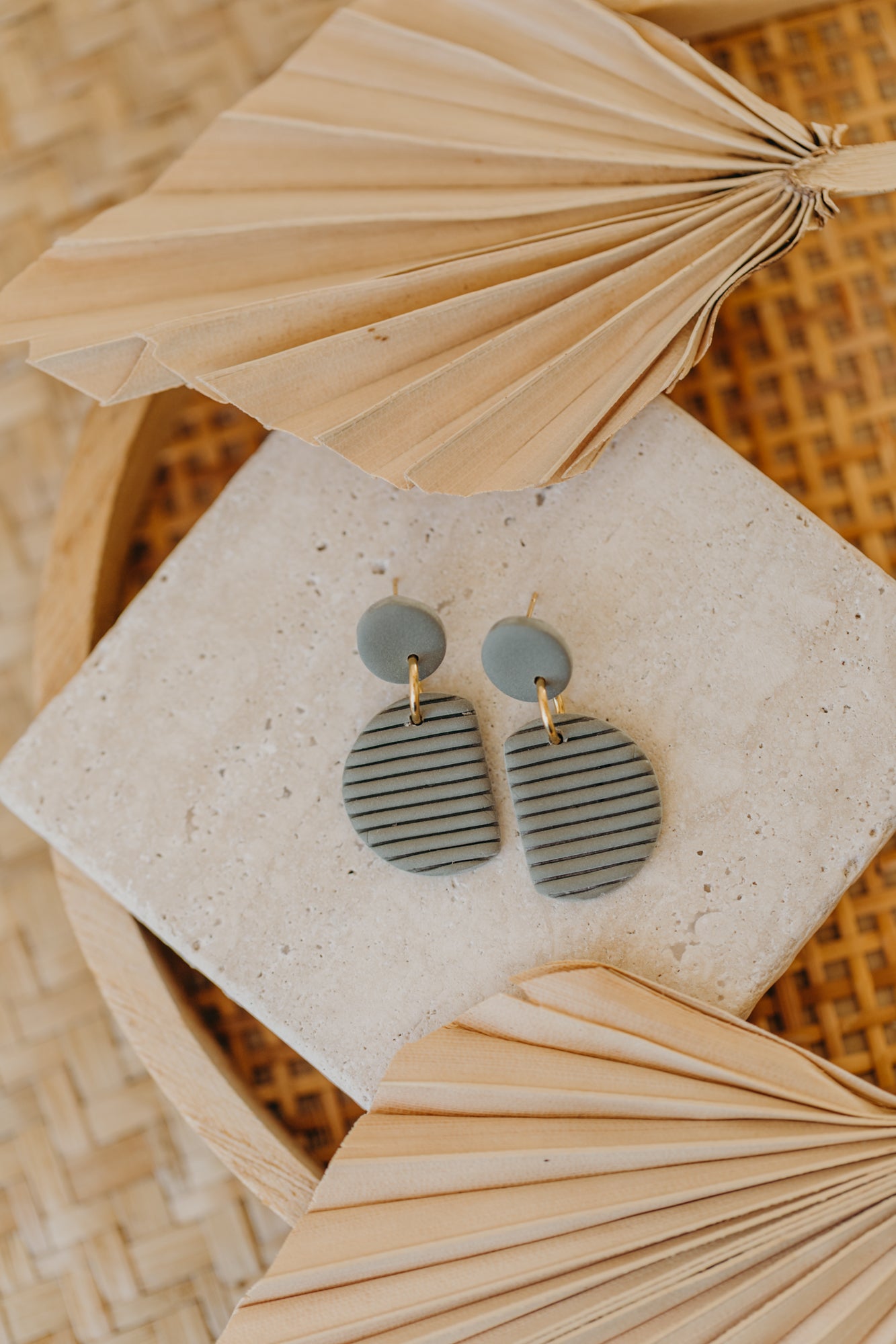 NAELA - gestreifte grüne Ohrringe