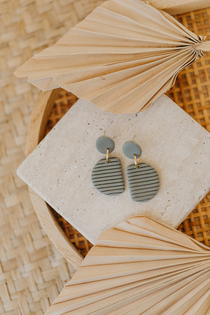 NAELA - gestreifte grüne Ohrringe