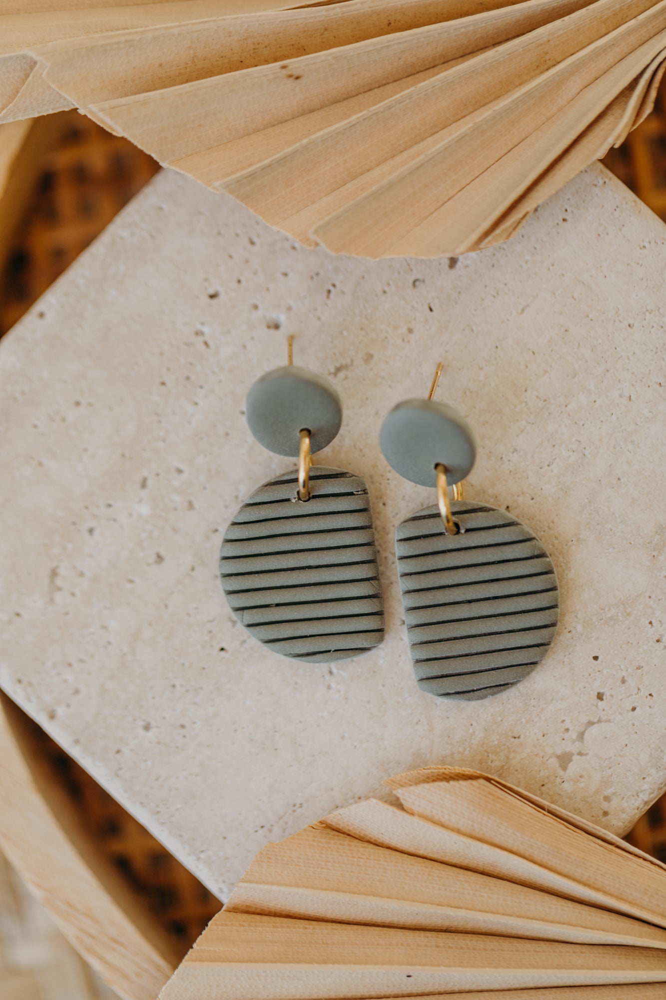 NAELA - gestreifte grüne Ohrringe