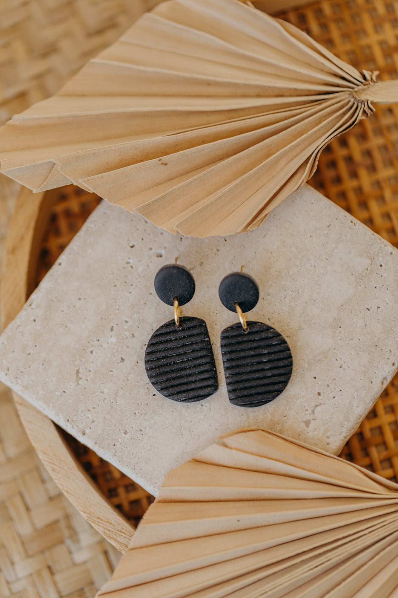 NAELA - striped black earrings