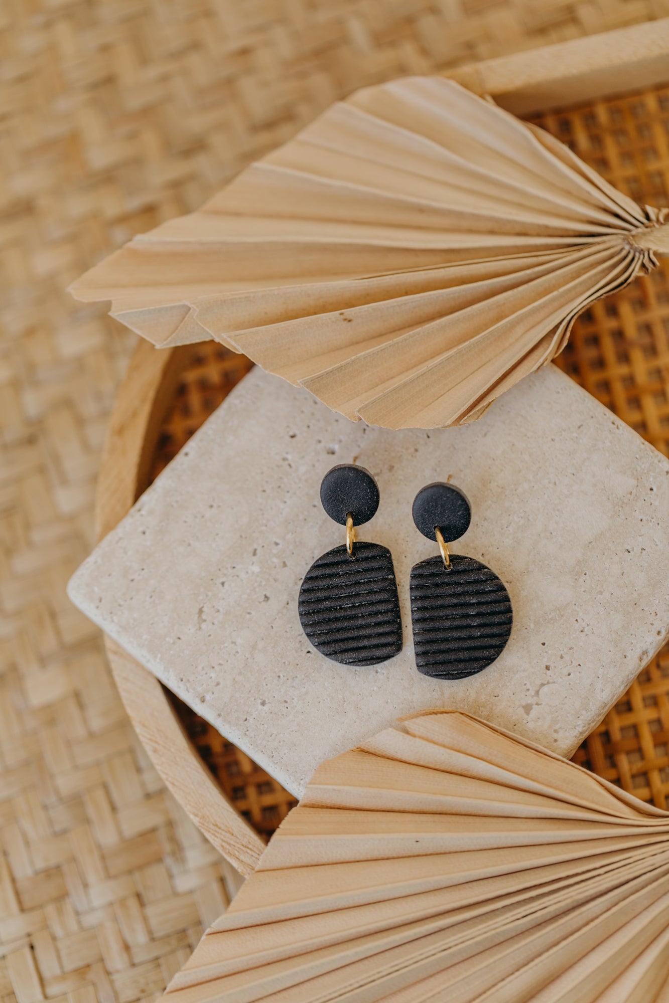 NAELA - striped black earrings