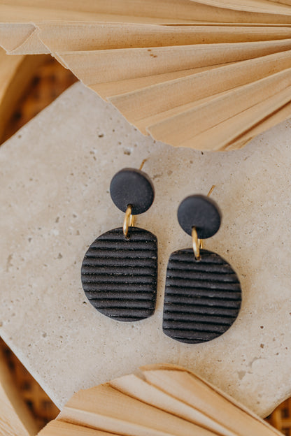 NAELA - striped black earrings