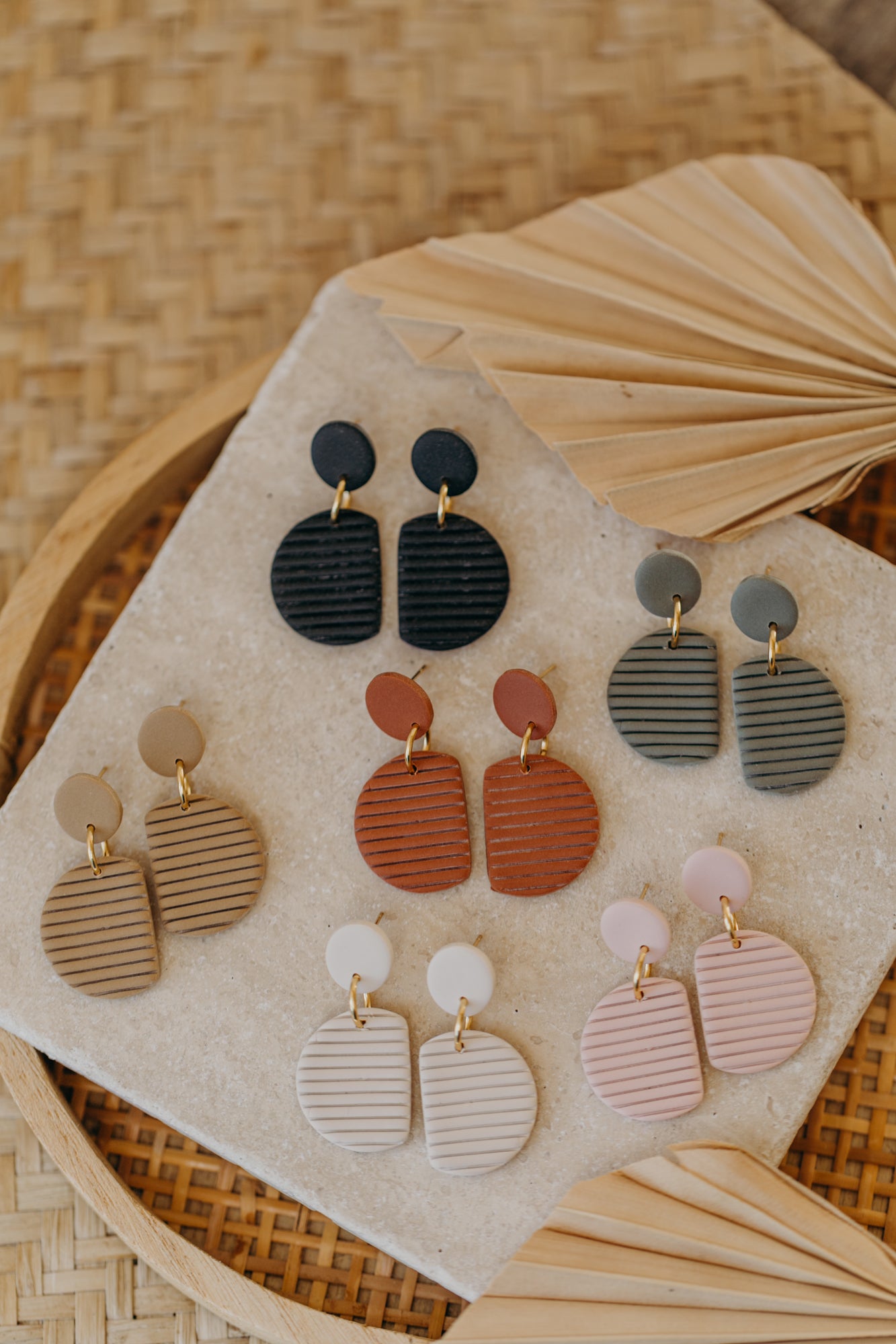 NAELA - striped cinnamon-colored earrings