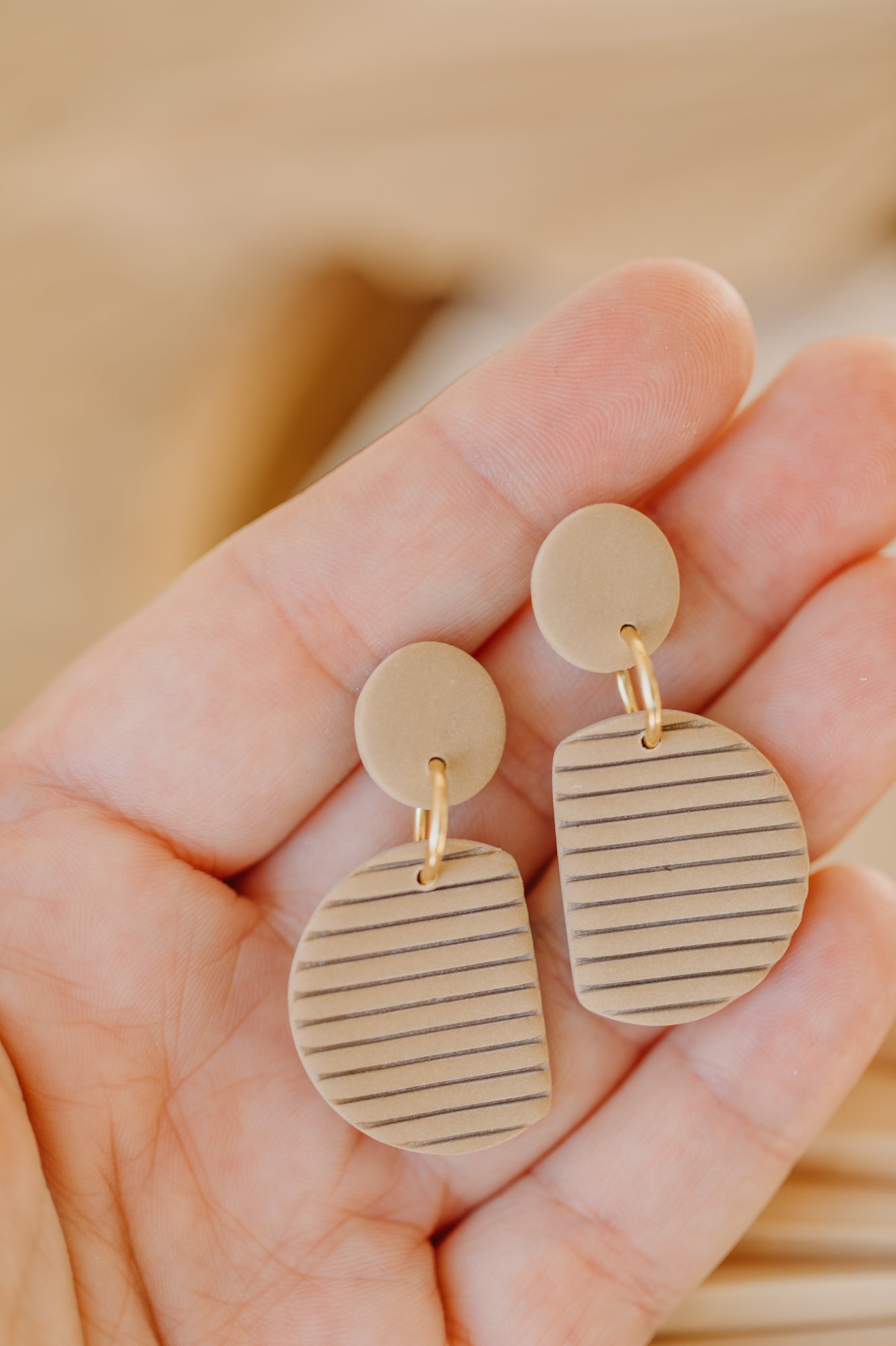NAELA - striped sand colored earrings