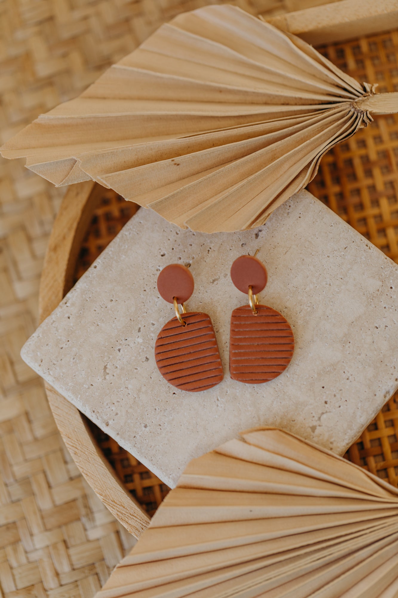 NAELA - striped cinnamon-colored earrings