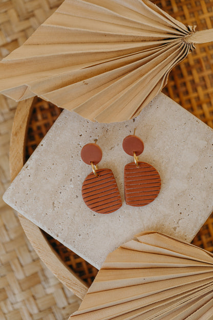 NAELA - striped cinnamon-colored earrings