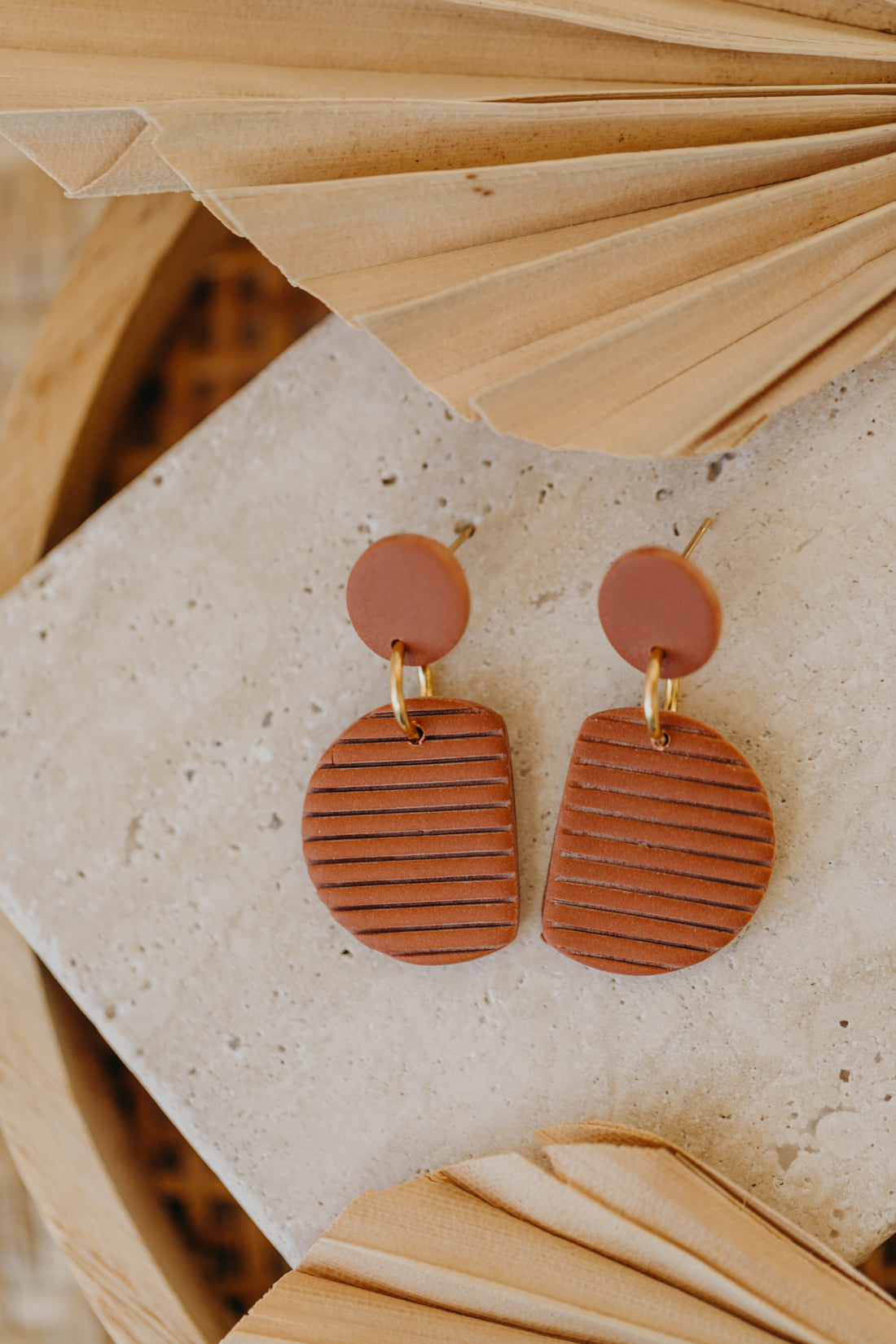 NAELA - striped cinnamon-colored earrings