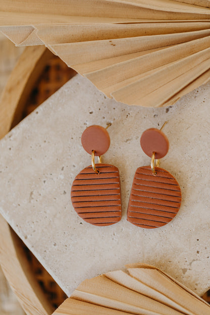 NAELA - striped cinnamon-colored earrings